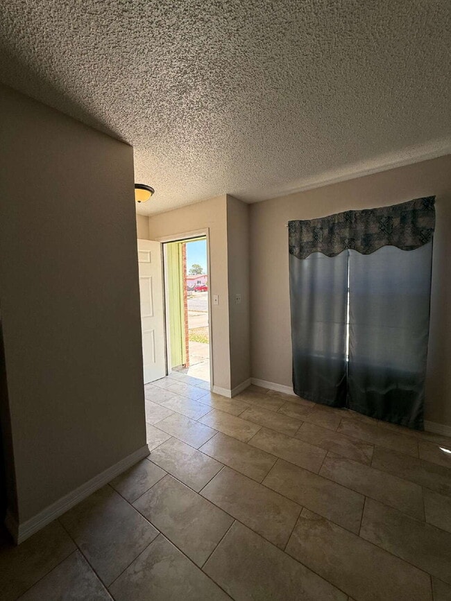 Building Photo - 955 Versailles Dr