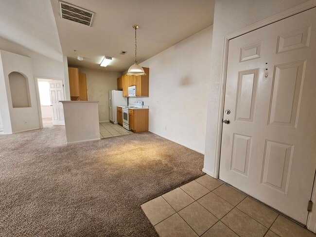 Building Photo - Awesome Aurora Top Floor 2 Bed 2 Bath Cond...
