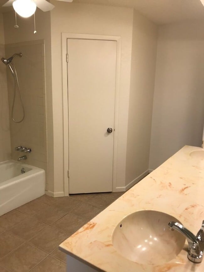 Building Photo - 5249 Meadowick Ln