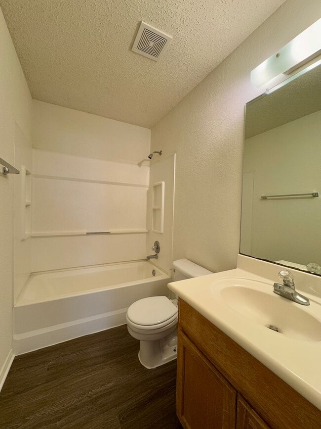 Building Photo - 974 Parkview Cir