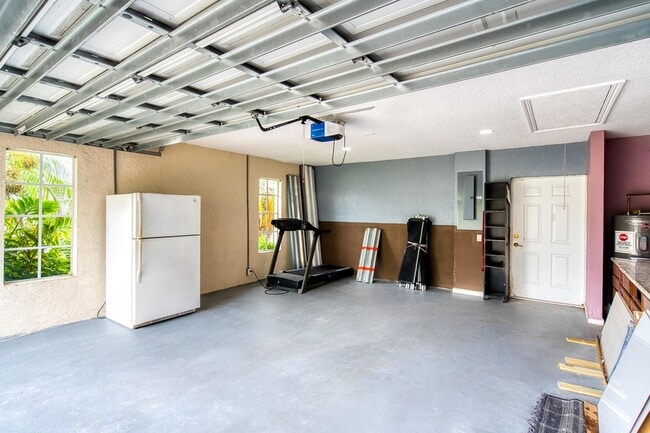 Building Photo - 6715 NW Pinson Ct