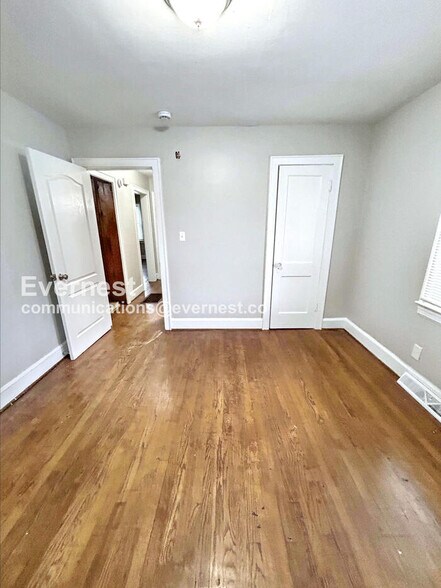 Building Photo - 1715 Longview Dr