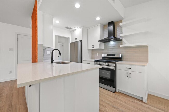 Building Photo - 2313 Lakehurst Dr
