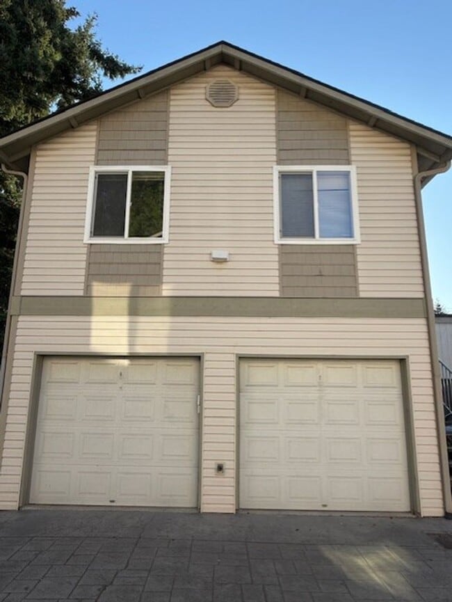 Building Photo - CHARMING 2 BED, 2 BATH KIRKLAND TOWNHOME W...