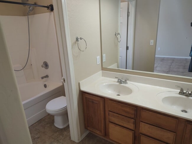 Building Photo - 3 Bedroom - 2 Bath - Mesa