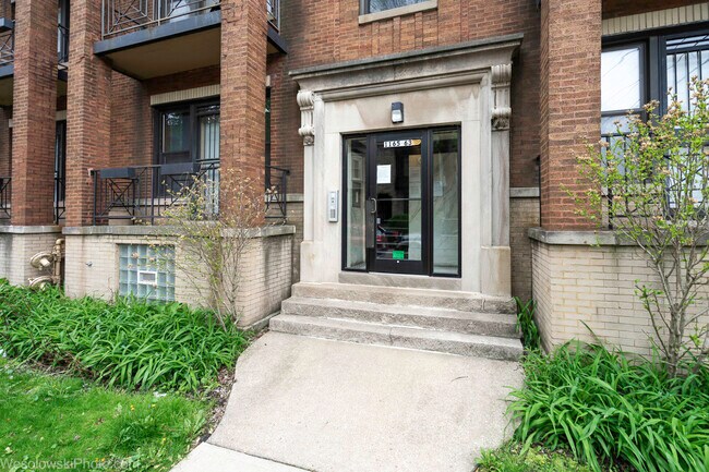 Building Photo - 1165 E 54th Pl