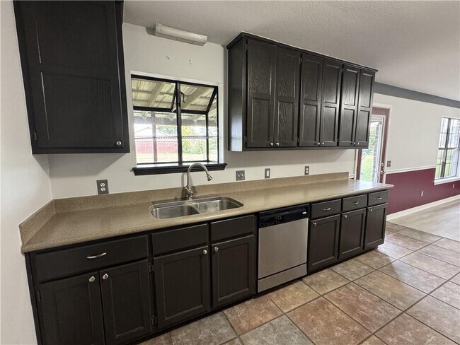 Building Photo - 590 Duckworth St