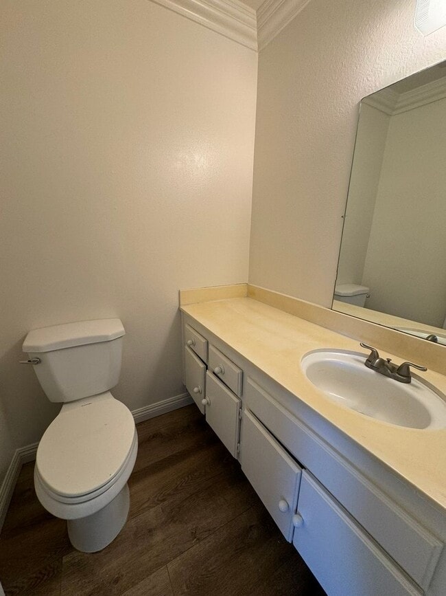 Building Photo - 3 Bed | 1.5 Bath Townhome with Garage in S...
