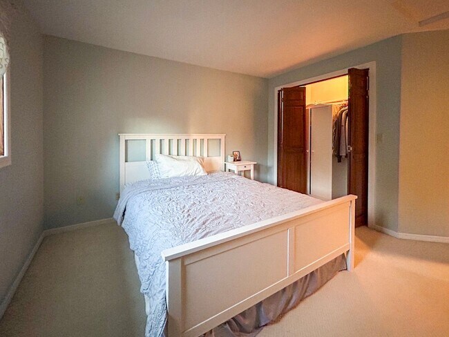 Building Photo - Elegant 4-bed, 4-bath