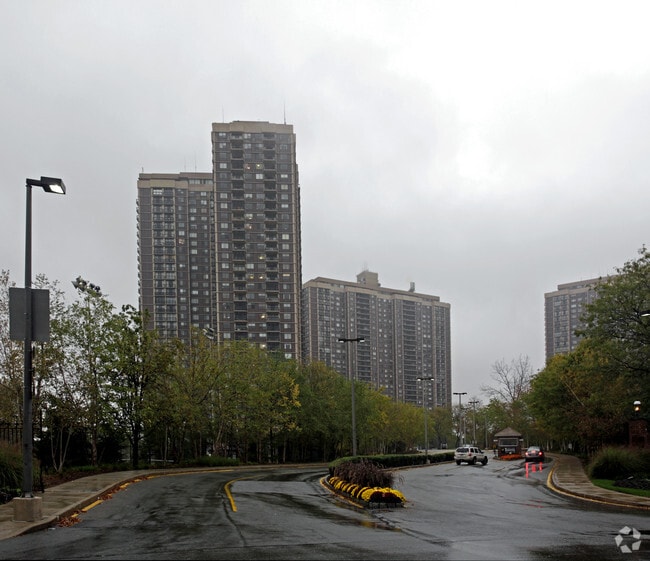 North Shore Towers - Floral Park, NY | Apartment Finder