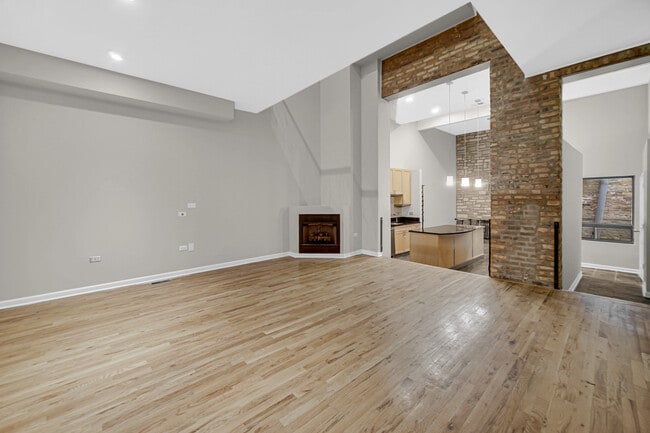 Building Photo - 1424 W Grand Ave