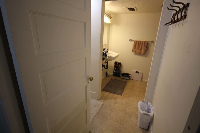 Building Photo - Chang Duplex