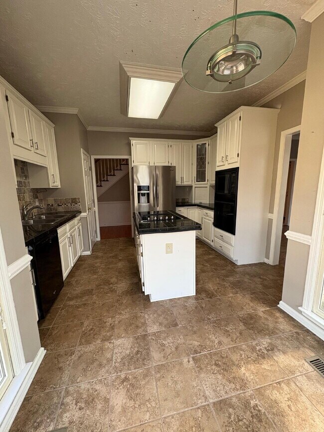 Building Photo - Beautiful executive home, in desirable neighborhood close to schools and Fort Bragg