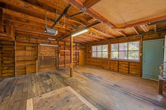 Building Photo - Private 2-Bedroom Fair Oaks Duplex with Gated Driveway & Garage!