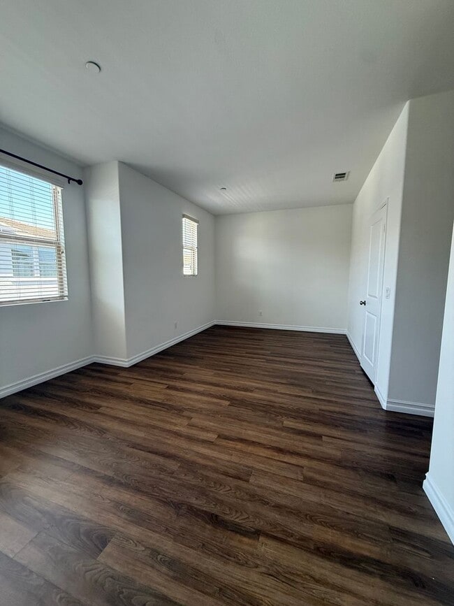 Building Photo - 2 Bedroom, 2.5 Bath Tri-level townhouse in Signal Hill
