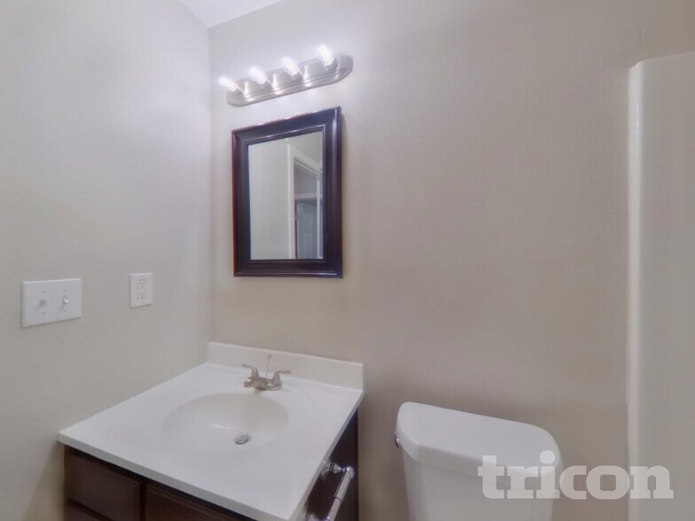 Building Photo - 4116 Larkhaven Village Dr