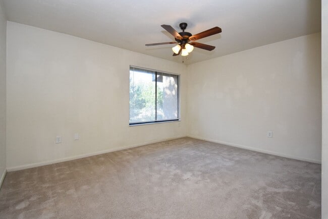 Building Photo - Spacious 2 Bed, 2.5 Bath Townhouse in Sout...