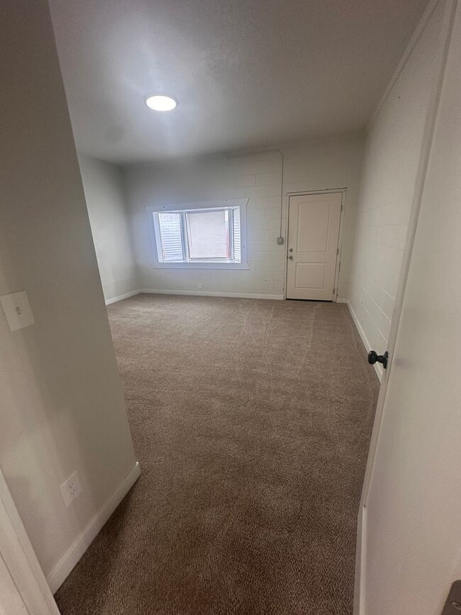 Building Photo - ALL utilities included in this 2 Bedroom 1...