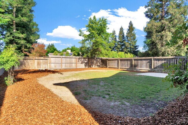 Building Photo - 6733 N Warren Ave