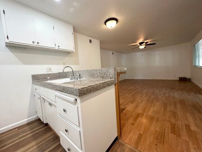 Building Photo - Charming 2-Bedroom Condo in Rancho Cordova!
