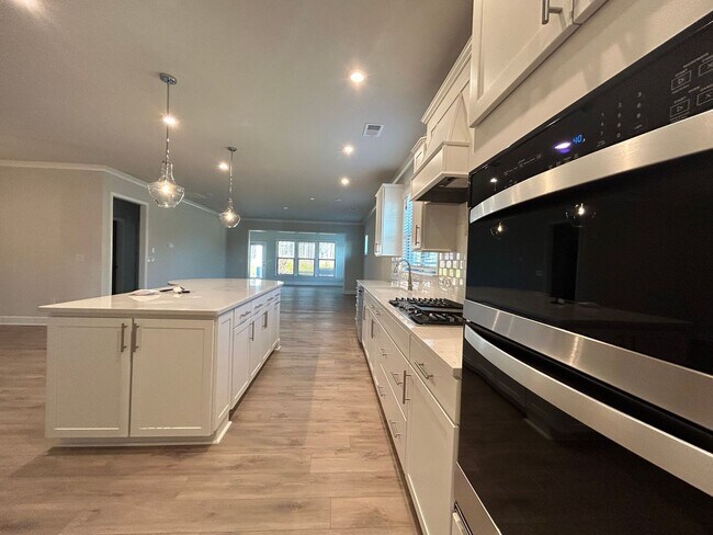 Building Photo - 450 Bandon Wy