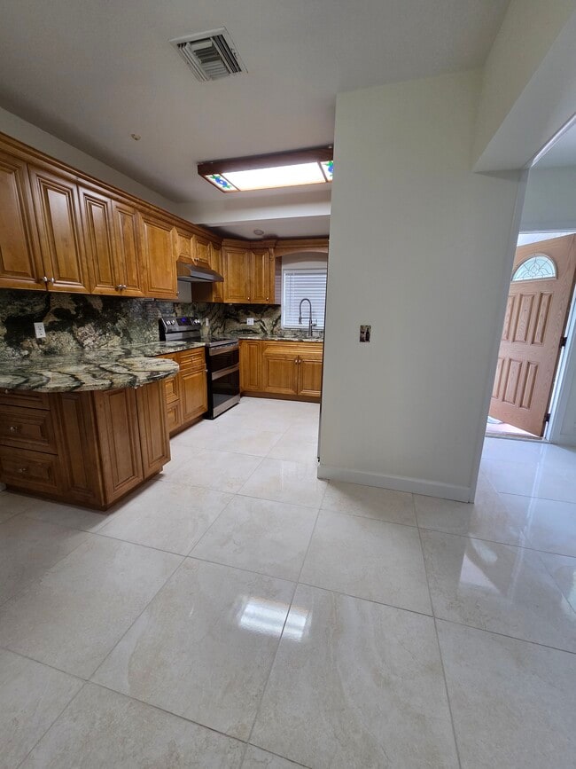 Building Photo - 1008 Macy St