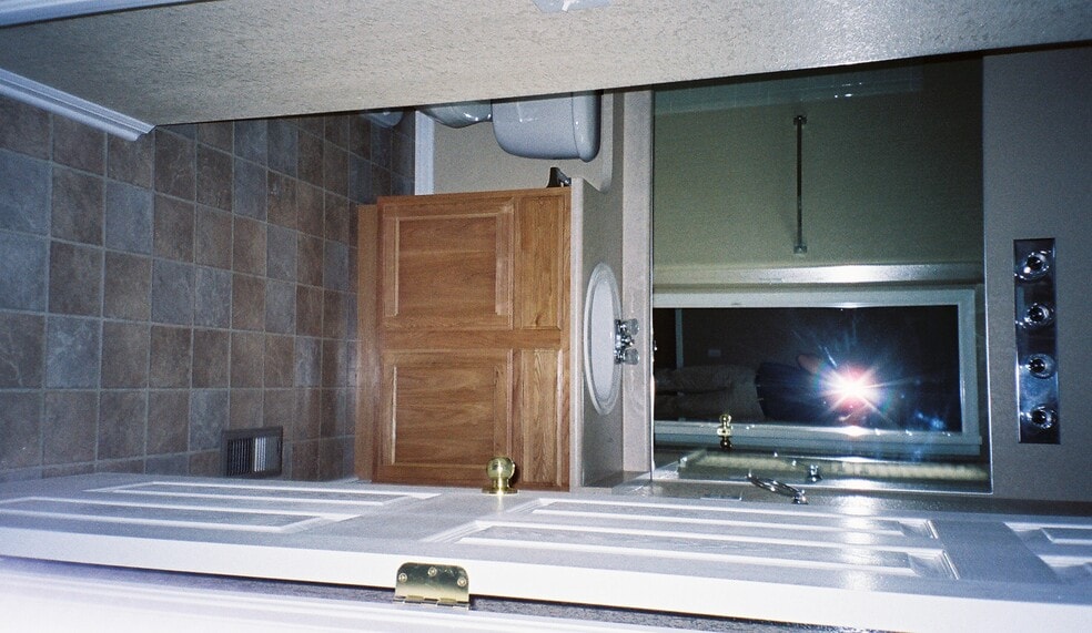 Private en-suite bath of master bedroom. - 14230 Woodrock Path