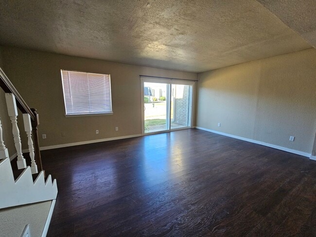 Building Photo - (2) Bed/2.5 (Bath)Townhome! Pool Access!