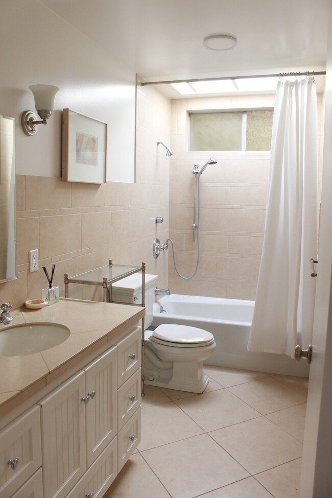 Bathroom 1 - 3530 Schaefer St