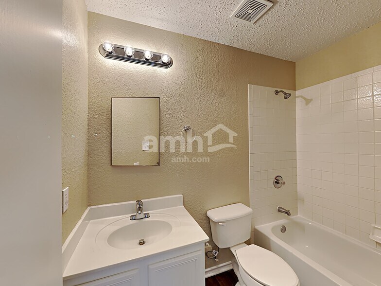 Building Photo - 304 Sandlewood Ln