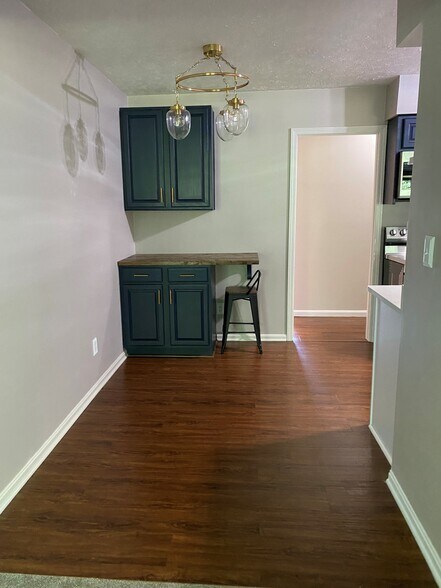 Building Photo - 6970 Carriage Hill Dr