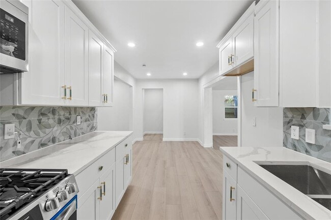 Building Photo - 106 E Lola Dr