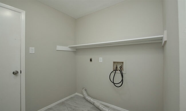 Building Photo - 833 Lakeview Dr