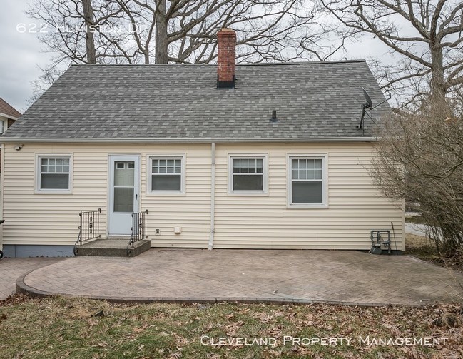 Building Photo - Updated Bay Village Bungalow