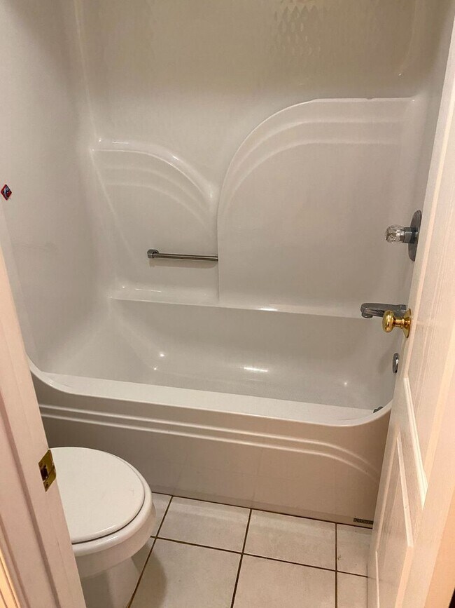 Building Photo - Large Home Settled on Culd-e-sac