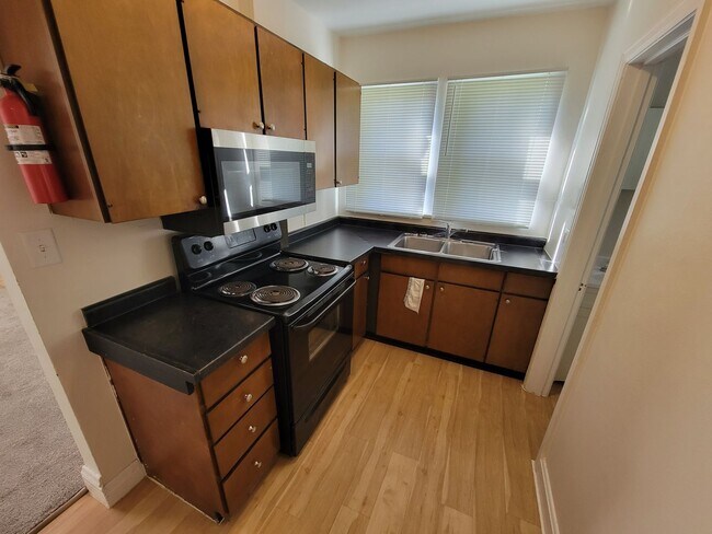 Building Photo - AVAILABLE SEPTEMBER - 1 BED 1 BATH