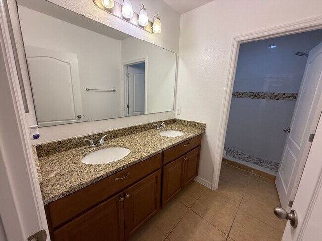 Building Photo - Spacious Groveland Home