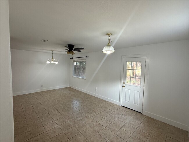 Building Photo - 809 Dragonfly Dr