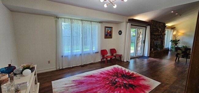 Building Photo - Contemporary Ranch in a beautiful, quiet s...