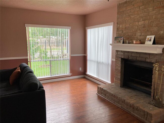 Building Photo - Totally updated townhome, Laminate Floor l...