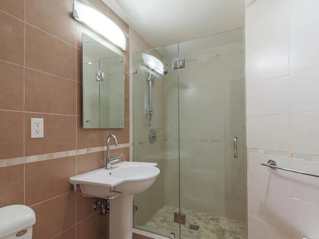 Building Photo - 1725 Washington St