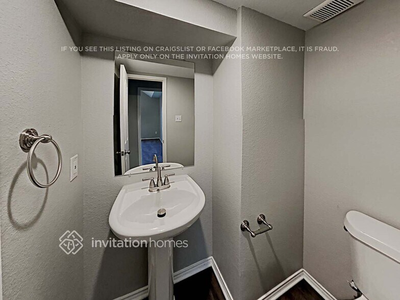 Building Photo - 824 Blue Heron Ln