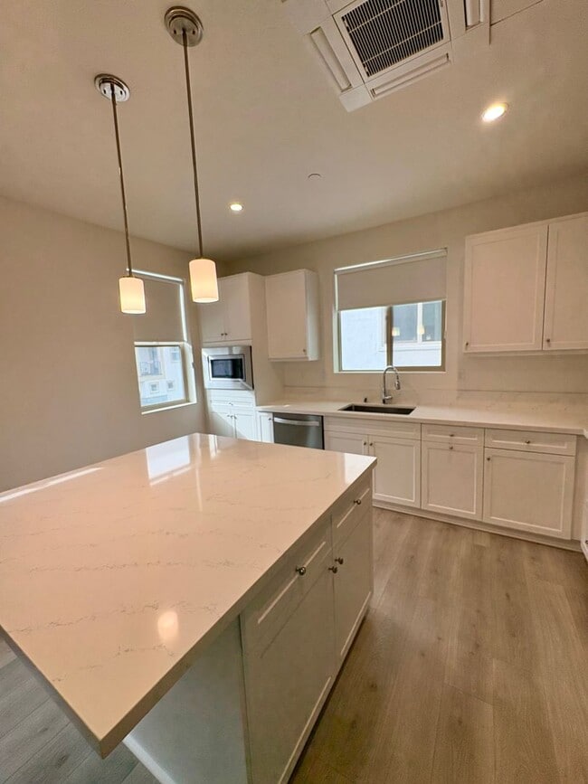 Building Photo - Vibrant 3 story 2bed/2.5bath home at the Mill at Broadway