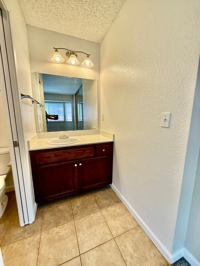 Building Photo - Charming home available Immediately