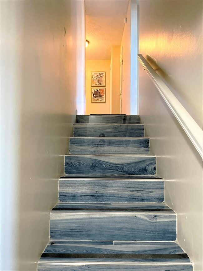 Building Photo - 602 N Shore Dr E