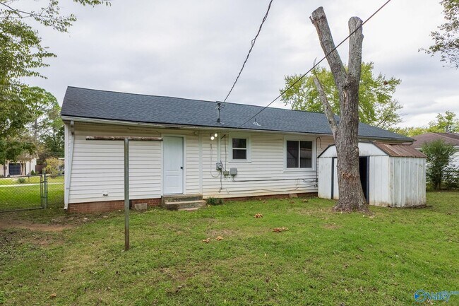 Building Photo - 816 Giles Dr NE