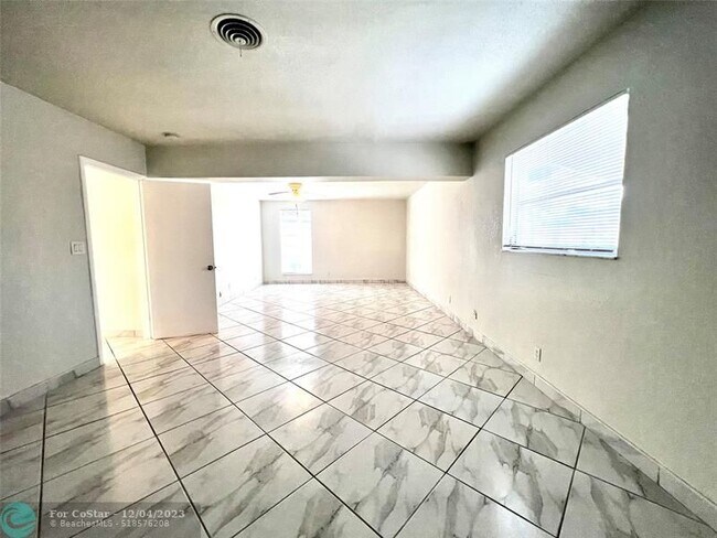 Building Photo - 1930 Windward Dr