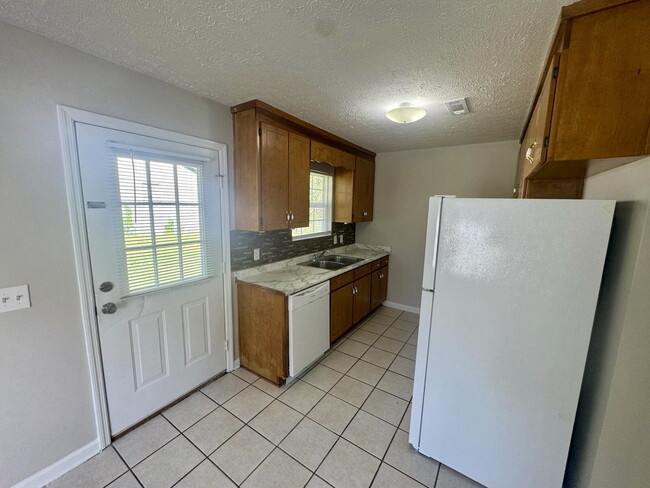 Building Photo - Charming 3BR/2BA home in Dothan, AL - Appliances included, pets are accepted, fenced in backyard ...