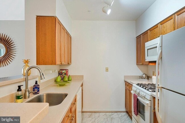 Building Photo - 2204 Westcourt Ln