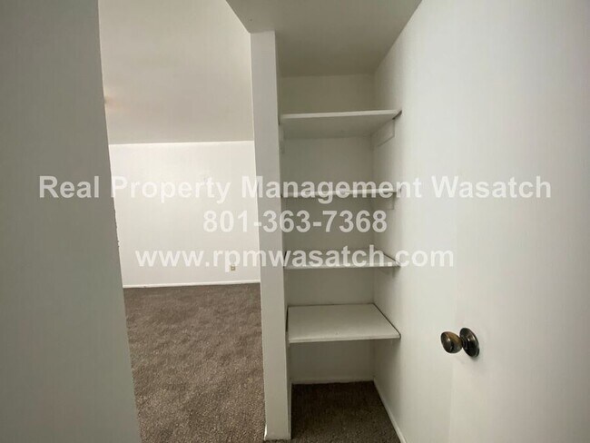 Building Photo - 448 Penney Ave S